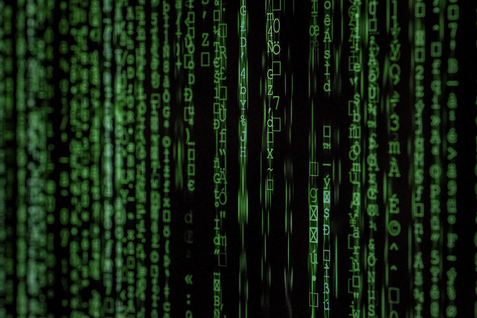 Linhas de código em tela escura representando monitoramento de rede